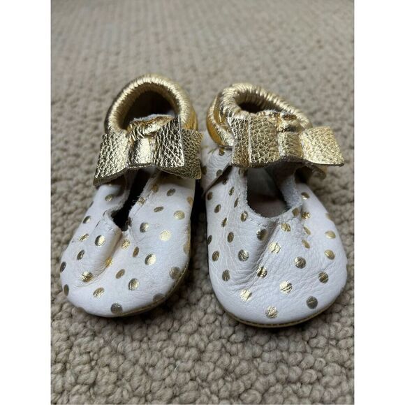 Freshly Picked Bow Mocc in Creams and Gold - Picture 2 of 6